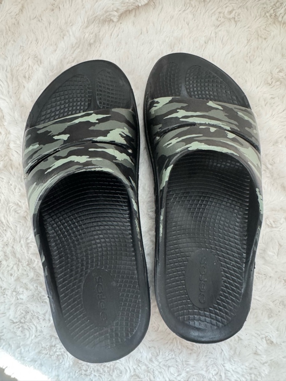 OOFOS Women’s 8/ Men's 6 Black Slides with Green Camo Strap